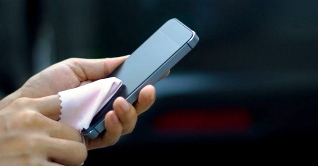 Tips Cara Membersihkan Layar HP